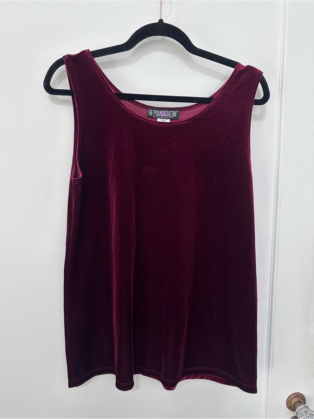 Pyramid Collection burgundy velvet tank top - M
